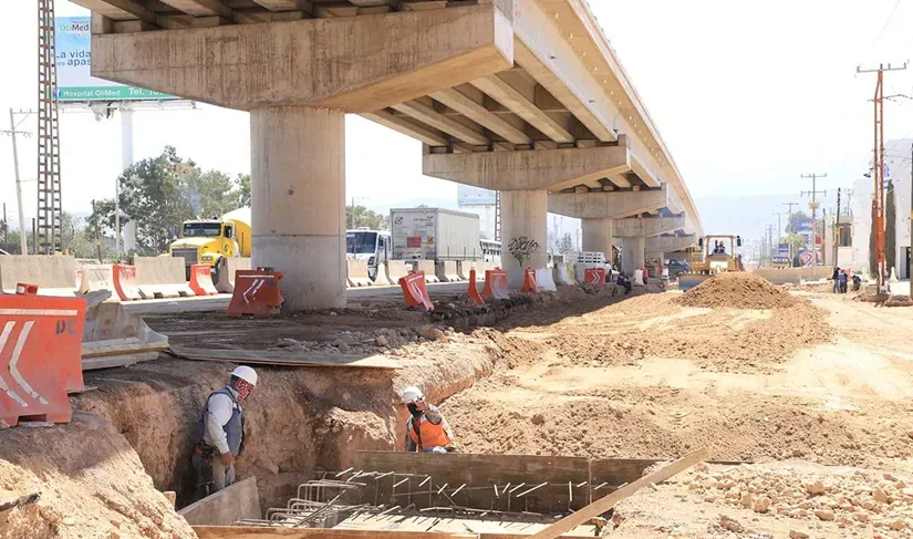 Construcción de infraestructura vial: obra civil con maquinaria y personal en campo