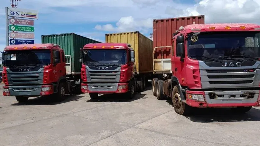 Camiones Freightliner y Kenworth estacionados en fila
