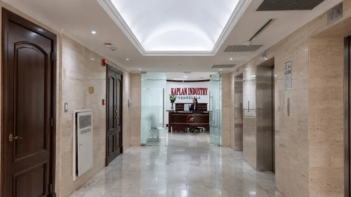 Recepción amplia con el logo de Kaplan Industry en Panamá