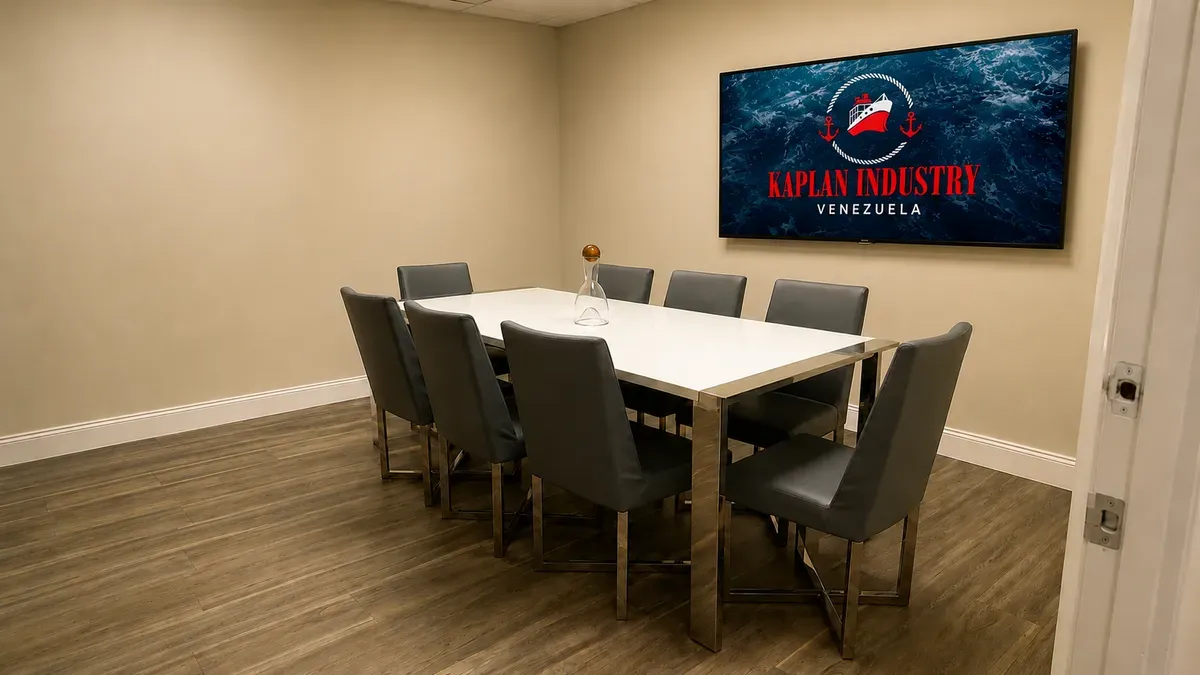 Sala de juntas moderna de Kaplan Industry en Florida